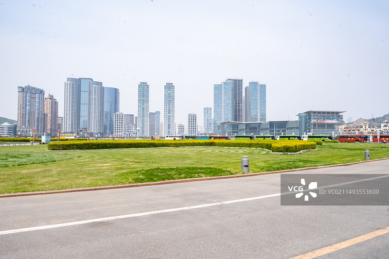 大连星海广场现代城市建筑与道路图片素材