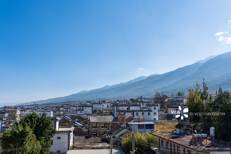 云南大理苍山脚下白族特色房屋聚落俯瞰全景图 山脉延绵图片素材