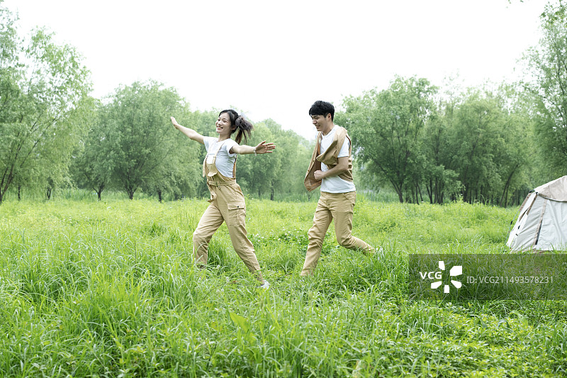 户外露营的年轻情侣图片素材