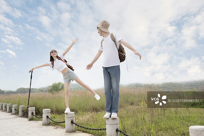 在森林里手牵手徒步的年轻情侣图片素材