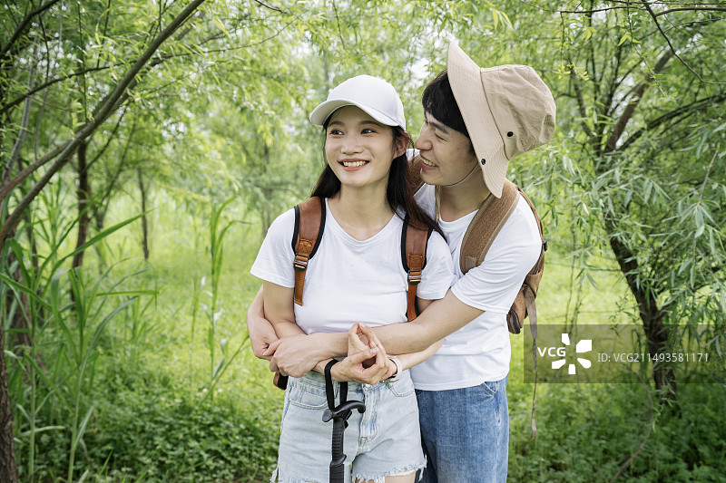 在森林里徒步的年轻情侣图片素材