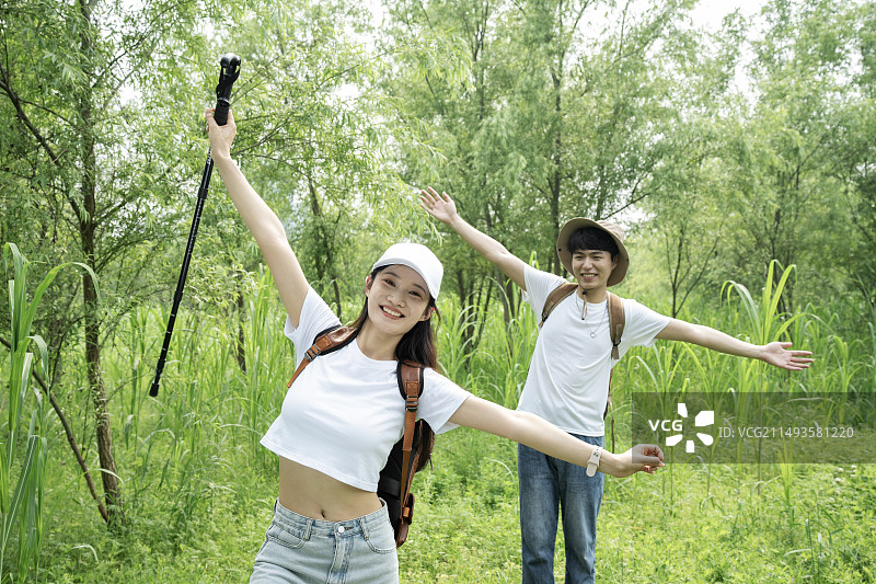 在森林里徒步的年轻情侣图片素材