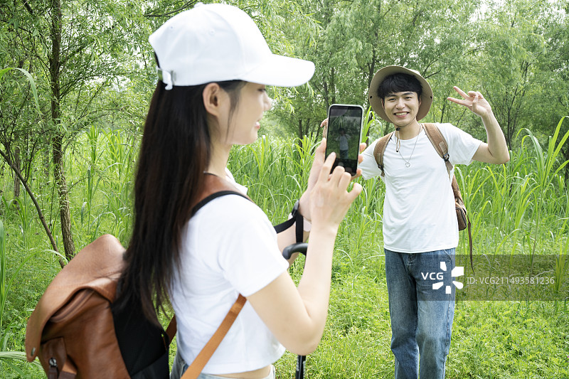 在森林里徒步的年轻情侣图片素材