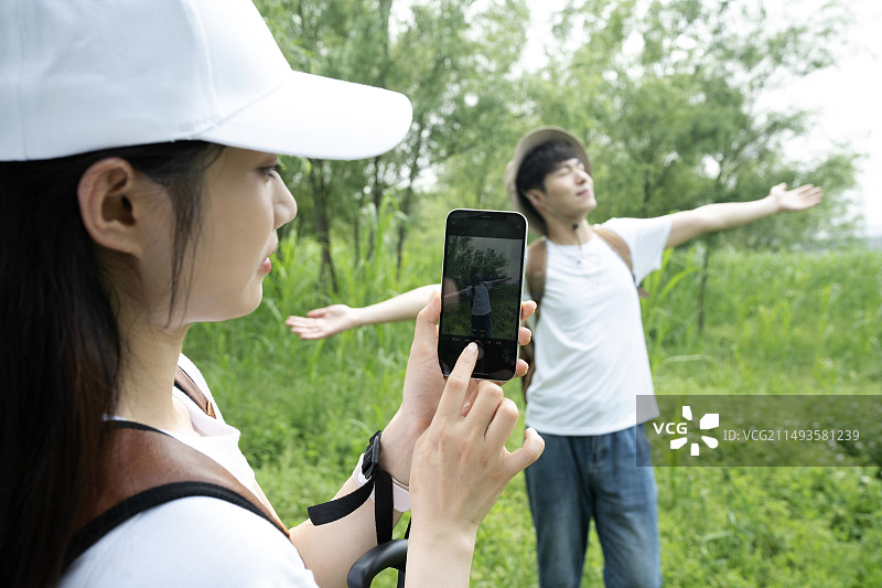 在森林里徒步的年轻情侣图片素材