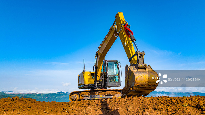 蓝天白云下挖掘机作业图片素材