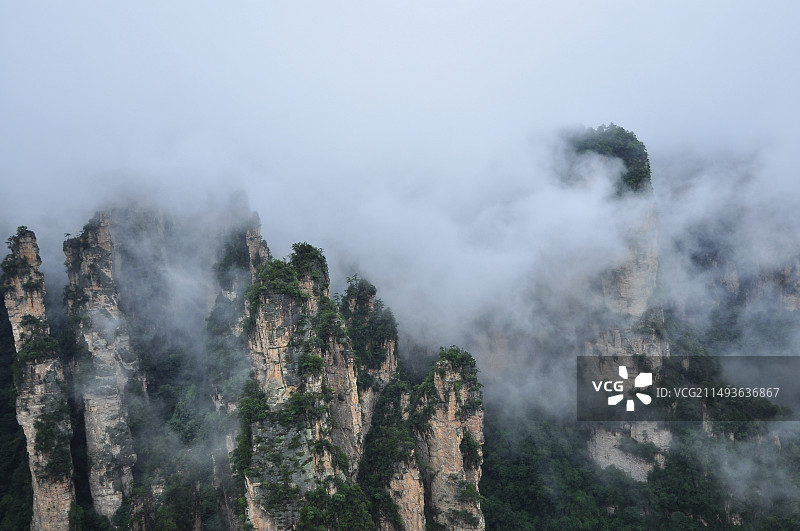 云雾里的张家界图片素材