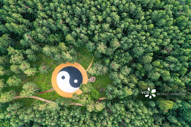 长白山小镇森林环抱中的太极公园图片素材