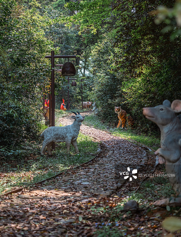 森林里的各种动物雕像图片素材