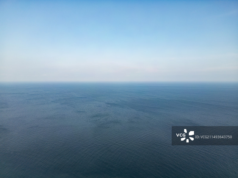 一望无际的海与蓝天图片素材