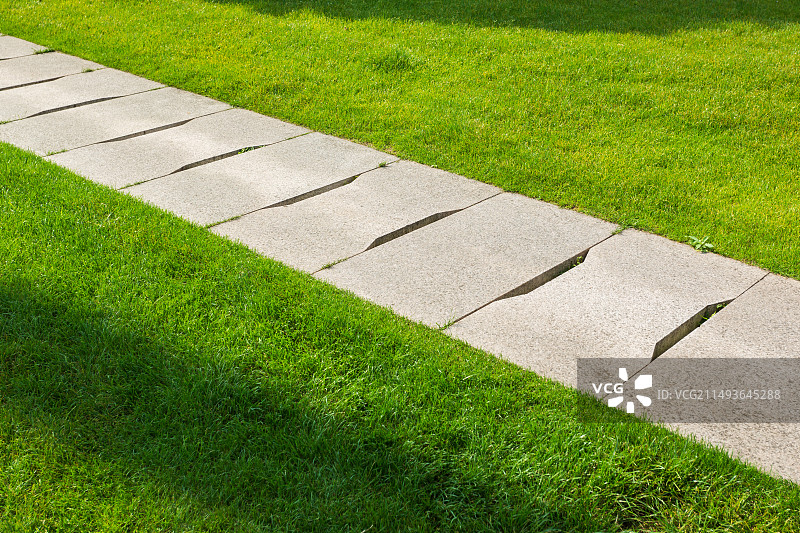 公园草坪间的石板路图片素材