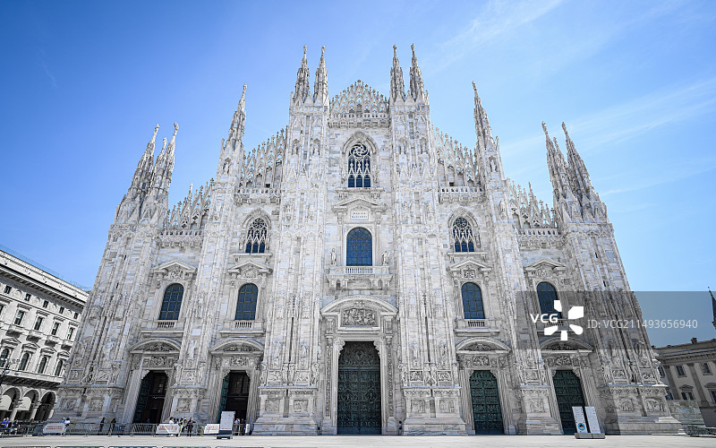 蓝天下的Duomo di Milano图片素材
