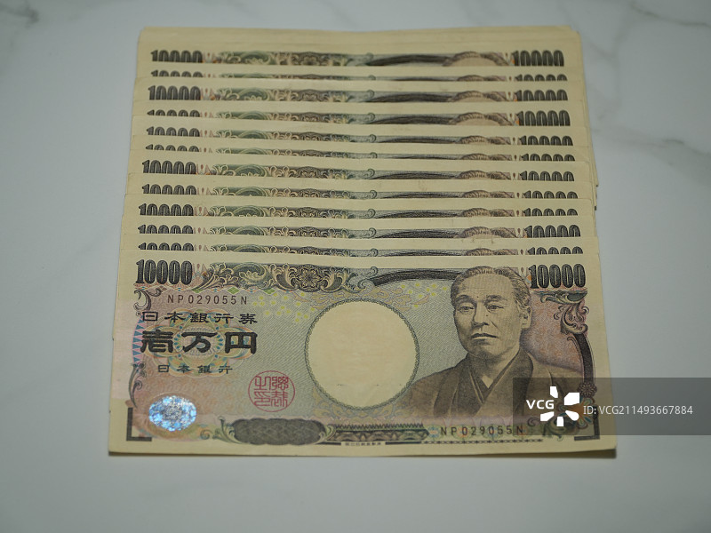 桌上的日元纸币图片素材