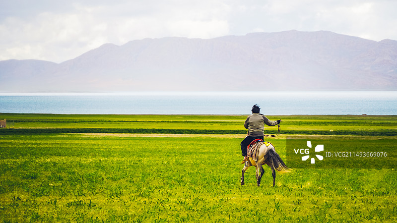 西藏草原风光骑马射猎野性自然环境图片素材