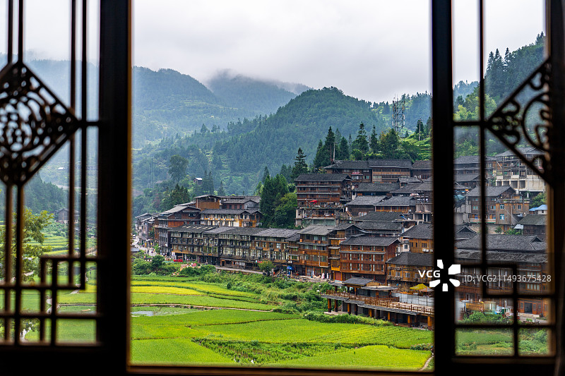 推开窗户的千户苗寨图片素材