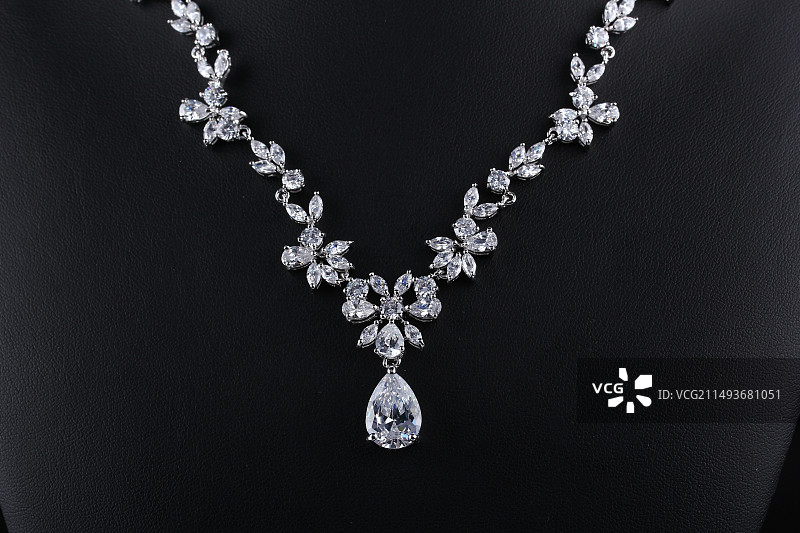 黑色背景下钻石项链的特写镜头图片素材