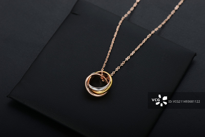 黑色背景上的金色项链珠宝特写镜头图片素材