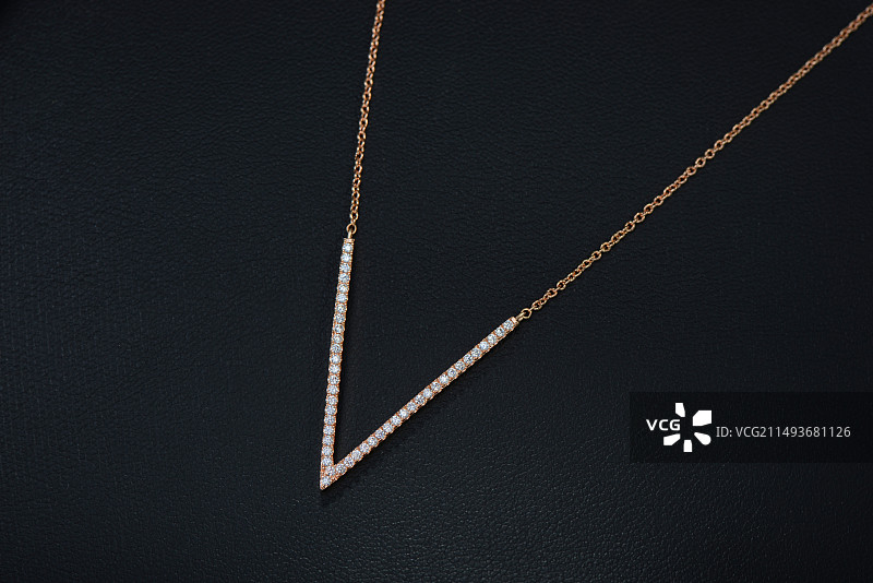 黑色背景下的金色钻石项链珠宝特写镜头图片素材