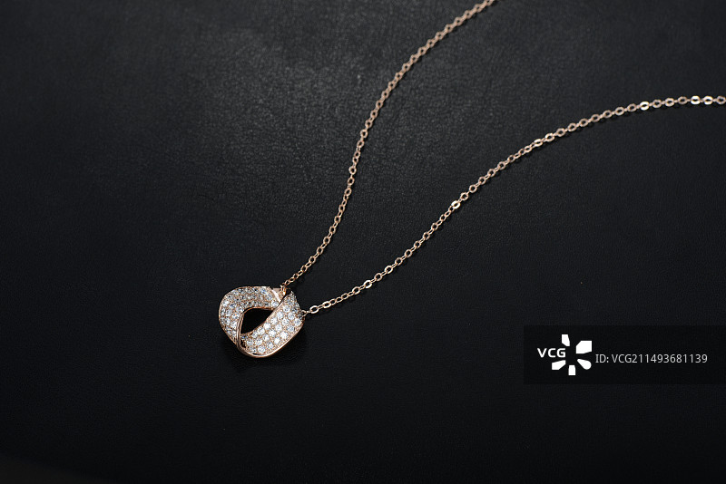 黑色背景上的珠宝金色项链特写镜头图片素材