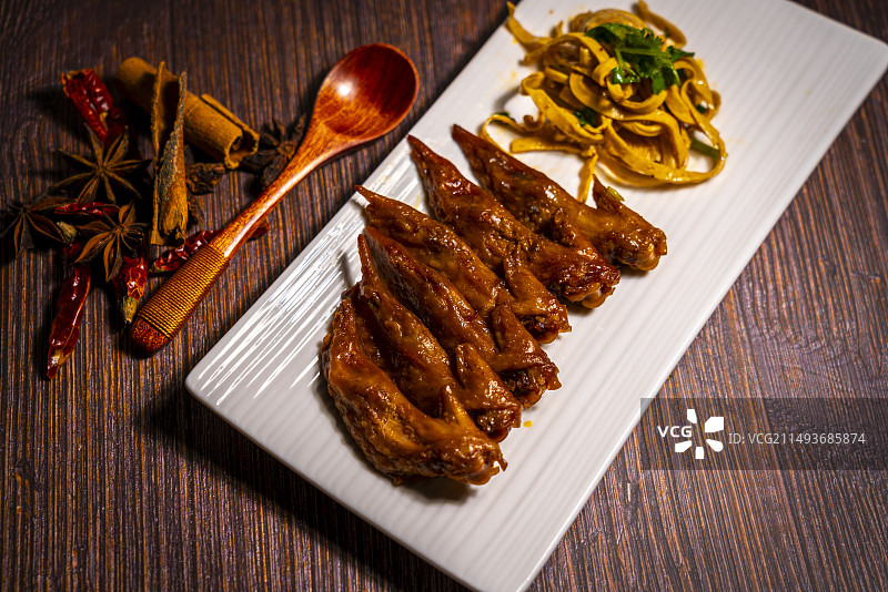 中国传统美食卤菜麻辣鲜香鸡翅尖鸡爪凉菜静物特写图片素材