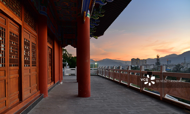 夕阳下的古典建筑，四川凉山州，德昌县凤凰阁风景区图片素材