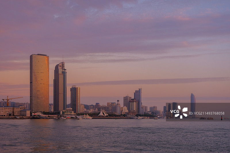 黄昏时粉色调的厦门地标建筑图片素材