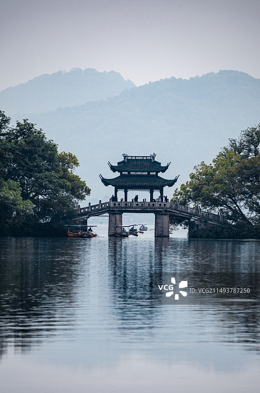烟雨江南水墨杭州雾色西湖.雨中的浙江杭州西湖风景区曲院风荷玉带桥山水空蒙图片素材