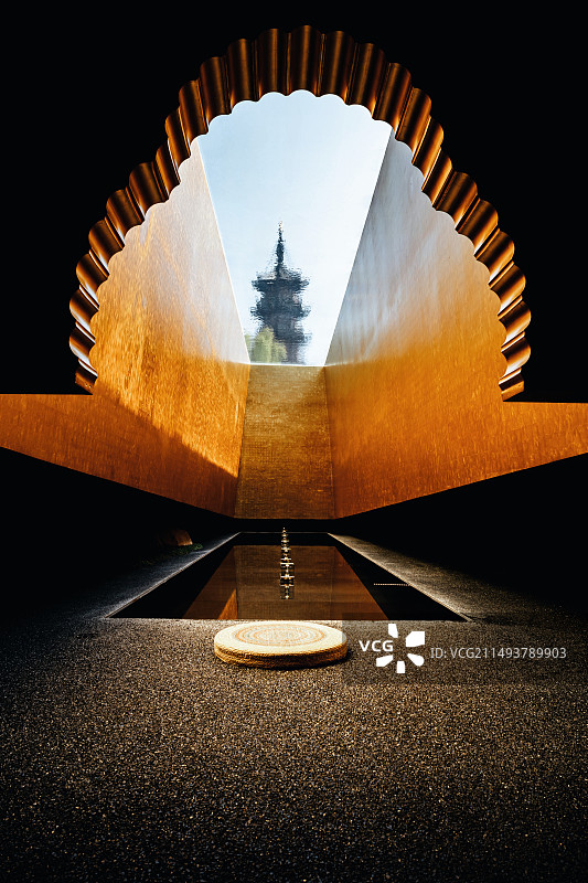 上海徐汇龙华寺龙华塔地下塔影空间景观特写镜头图片素材