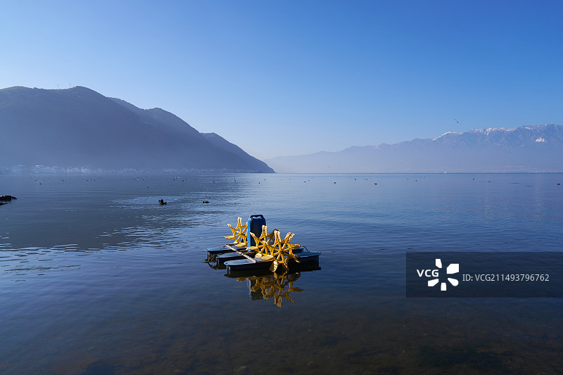 海面上的脚踏船图片素材