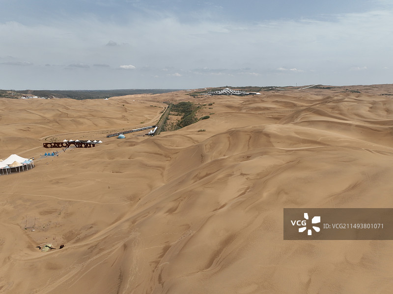 航拍夏季的内蒙古响沙湾旅游区莲花酒店图片素材