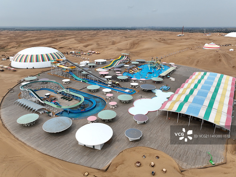 航拍夏季的内蒙古响沙湾旅游区莲花酒店图片素材