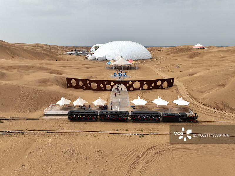 航拍夏季的内蒙古响沙湾旅游区莲花酒店图片素材