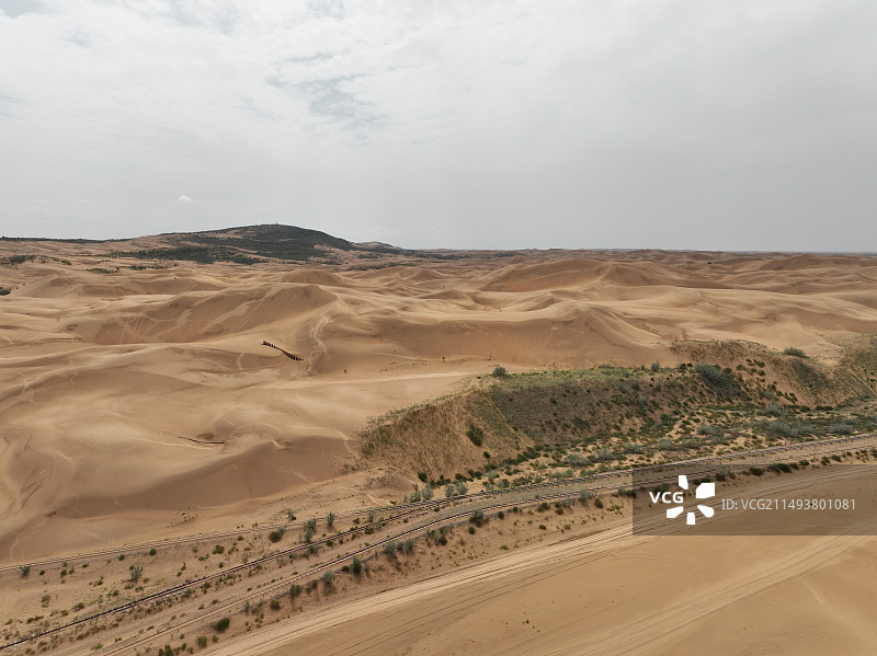 航拍夏季的内蒙古响沙湾旅游区莲花酒店图片素材