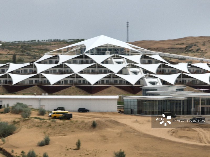 航拍夏季的内蒙古响沙湾旅游区莲花酒店图片素材
