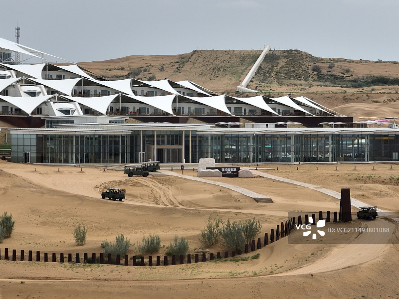 航拍夏季的内蒙古响沙湾旅游区莲花酒店图片素材