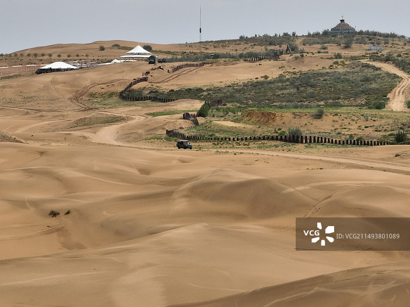 航拍夏季的内蒙古响沙湾旅游区莲花酒店图片素材