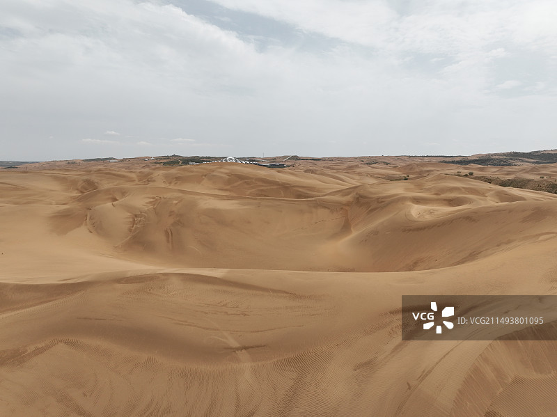 航拍夏季的内蒙古响沙湾旅游区莲花酒店图片素材