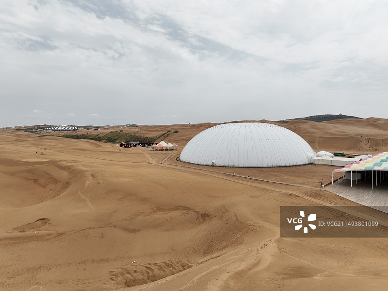 航拍夏季的内蒙古响沙湾旅游区莲花酒店图片素材