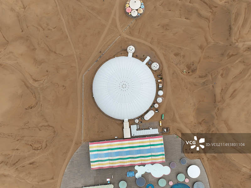 航拍夏季的内蒙古响沙湾旅游区莲花酒店图片素材