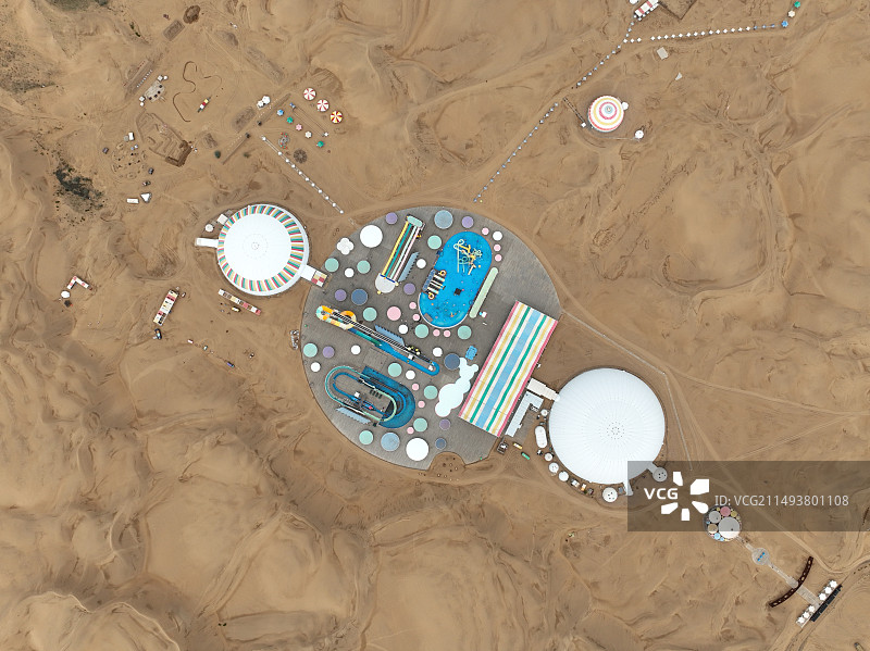 航拍夏季的内蒙古响沙湾旅游区莲花酒店图片素材