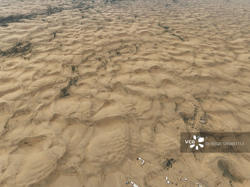 航拍夏季的内蒙古响沙湾旅游区莲花酒店图片素材