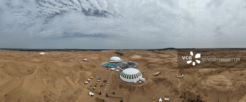 航拍夏季的内蒙古响沙湾旅游区莲花酒店图片素材