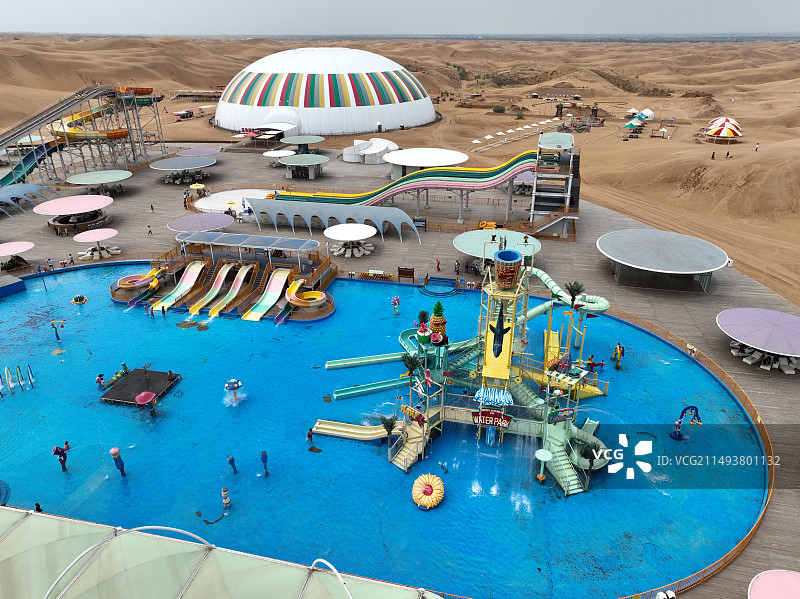 航拍夏季的内蒙古响沙湾旅游区莲花酒店图片素材