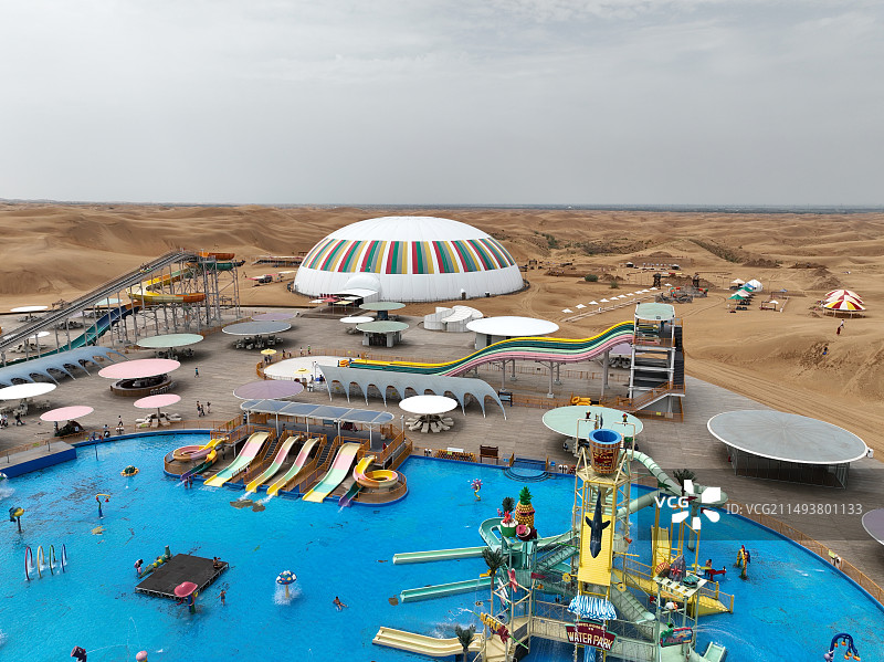 航拍夏季的内蒙古响沙湾旅游区莲花酒店图片素材