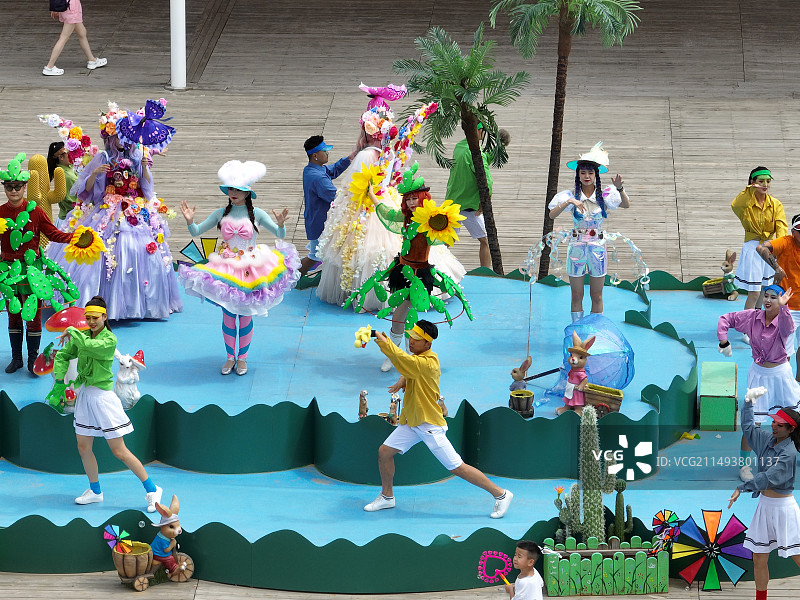 航拍夏季的内蒙古响沙湾旅游区莲花酒店图片素材