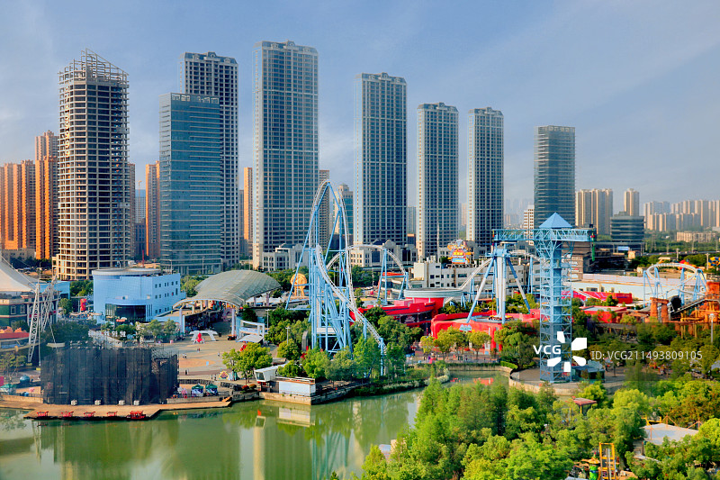 武汉欢乐谷航拍视角下的标志建筑游玩项目特色项目全景图片素材