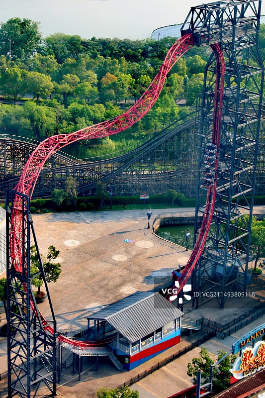 武汉欢乐谷航拍视角下的标志建筑游玩项目特色项目全景图片素材
