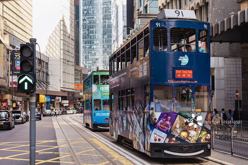 香港行驶中的叮叮车图片素材