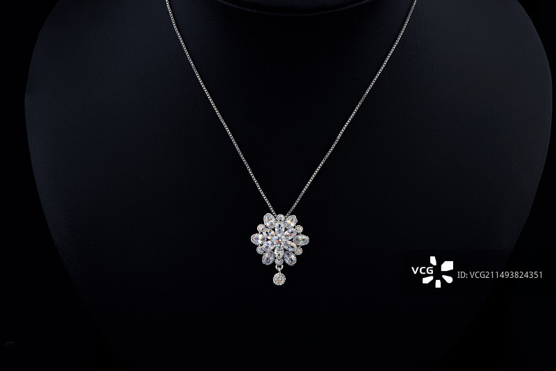 黑色背景上的珠宝钻石项链特写镜头图片素材