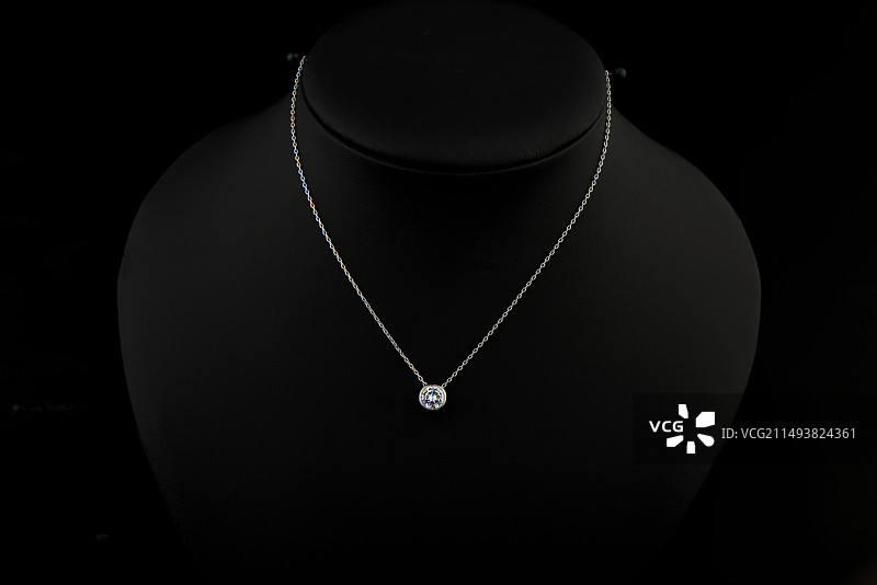 黑色背景上的珠宝钻石项链特写镜头图片素材