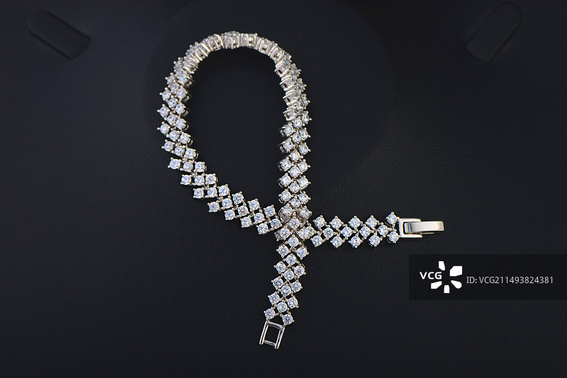 黑色背景上的珠宝钻石手链特写镜头图片素材